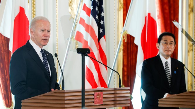 Tổng thống Mỹ Biden tuyên bố tại cuộc họp báo chung với Thủ tướng Nhật Fumio Kishida: “Nếu Bắc Kinh xâm phạm Đài Loan, Mỹ sẵn sàng sử dụng vũ lực để bảo vệ Đài Loan” (Ảnh: Thepaper).