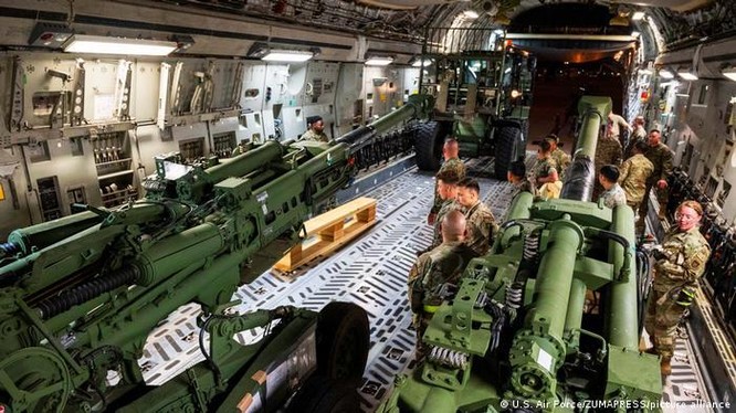Máy bay vận tải Mỹ vận chuyển lựu pháo M777 tới viện trợ cho Ukraine (Ảnh: Deutsche Welle).