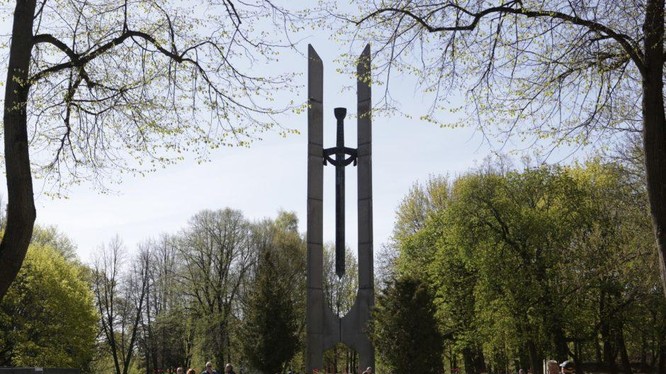 Tượng đài kỉ niệm chiến sĩ Xô Viết tại công viên thành phố Klaipedos, Lithuania (Ảnh: 15min).