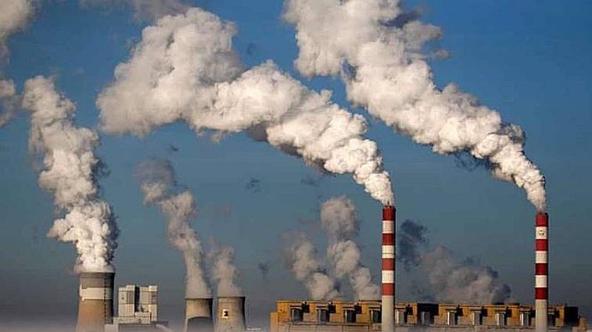 Các Nhà máy nhiệt điện dùng than lại nhả khói bụi lên bầu trời châu Âu (Ảnh: AFP).