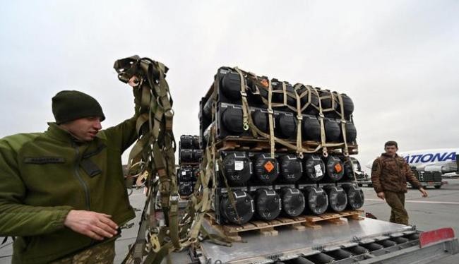 Phim tài liệu của CBS nói chỉ khoảng 30% viện trợ quân sự của Mỹ cho Ukraine tới được mặt trận khiến Chính phủ Ukraine nổi giận (Ảnh: AP).