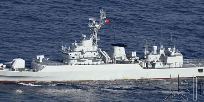 Tàu hộ vệ Hoài Hoa số 566 của Hải quân Trung Quốc đi vào vùng tiếp giáp lãnh hải Nhật Bản sáng 4/7 (Ảnh: Kyodo).