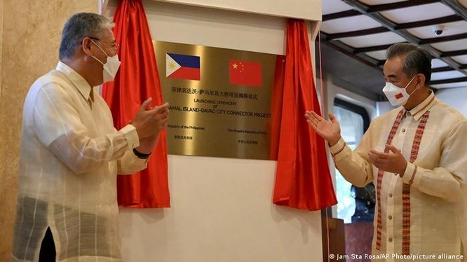 Ngày 6/7, Ngoại trưởng Trung Quốc trong trang phục dân tộc Philippines gặp Ngoại trưởng nước chủ nhà Locsin (Ảnh: AP).
