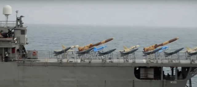 Các máy bay không người lái của Iran đỗ trên boong tàu mặt nước (Ảnh: Sohu).