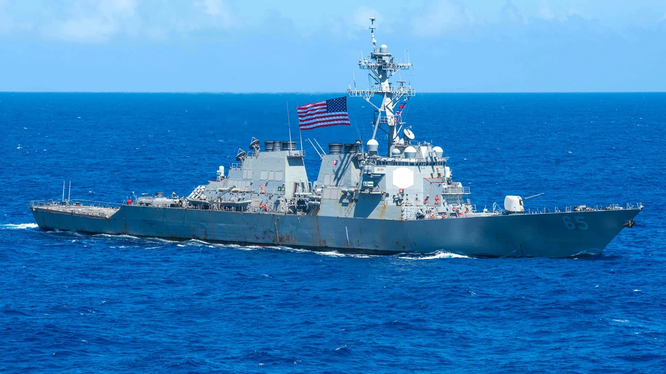 Trong nửa đầu tháng 7, tàu USS Benfold của Mỹ hai lần áp sát các đảo Trung Quốc chiếm đóng trái phép trên Biển Đông (Ảnh: HĐ7).