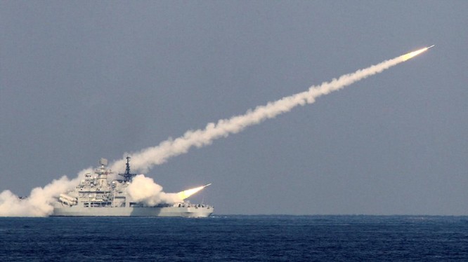 Quân đội Trung Quốc sẽ lần đầu tiên bắn đạn thật vũ khí tầm xa ở eo biển Đài Loan (Ảnh: Xinhua).