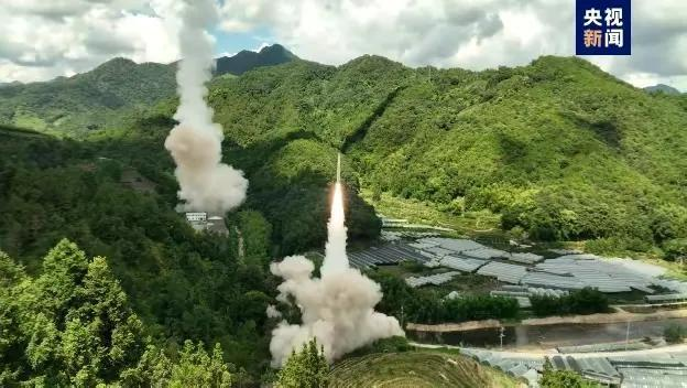 Các tên lửa Dongfeng được phóng từ nội địa Trung Quốc tới vùng biển phía Đông đảo Đài Loan (Ảnh: CCTV).