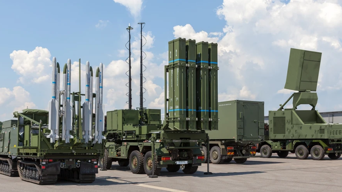 Tên lửa của Hệ thống phòng không IRIS-T SLM của Đức có thể được tích hợp trên các loại bệ phóng khác nhau (Ảnh: QQ).