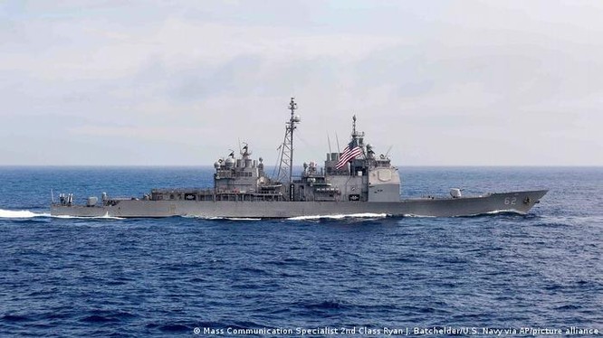 Tàu tuần dương USS Chancellorsville, một trong hai tàu chiến của Hạm đội 7 băng qua eo biển Đài Loan hôm 28/8 (Ảnh: AP/HD7).
