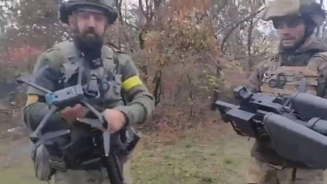 Hai binh sĩ Ukraine sử dụng súng điện tử để bắt máy bay không người lái DJI của quân đội Nga (Ảnh: LTN).
