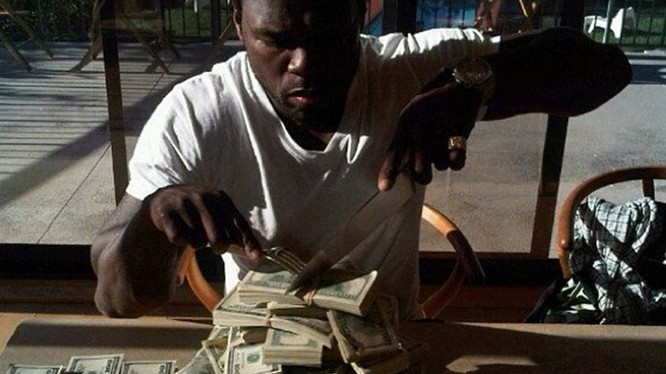 50 Cent, tên thật của anh là Curtis James Jackson III thành danh từ đầu những năm 2000 nhưng đã phải tuyên bố phá sản vì thói quen tiêu tiền hoang phí. Nguồn: TMZ