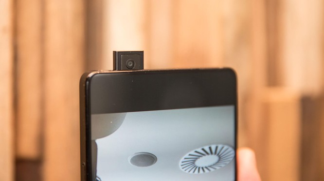 Khi kích hoạt tính năng selfie, camera trước của Vivo Apex Fullview sẽ tự động trồi lên. Nguồn: CNET