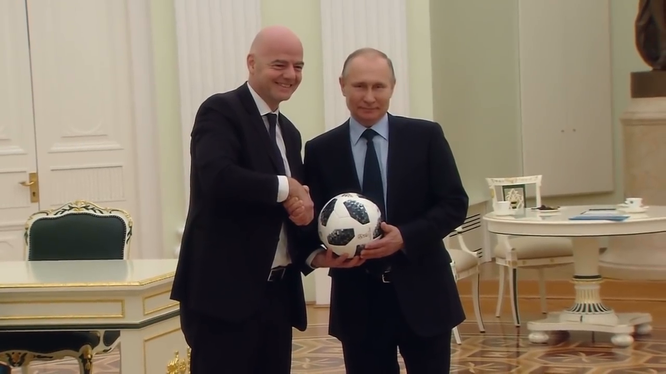 Tổng phống Putin chụp ảnh kỷ niệm cùng Chủ tịch FIFA, Gianni Infantino tại điện Kremlin.