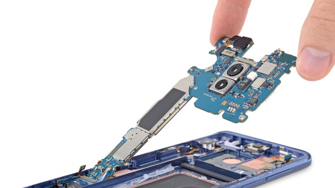 Phần bo mạch chủ của Galaxy S9 có thể tháo rời dễ dàng khỏi khung máy chỉ bằng 1 chiếc tua vít. Nguồn: iFixit