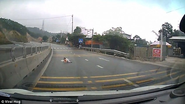 Khoảng khắc em bé bò trên cao tốc "gây sốc". Nguồn: DailyMail