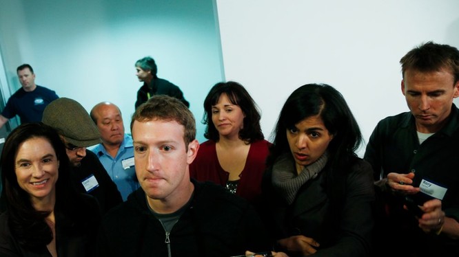 Mark Zuckerberg và Facebook đang vướng phải rắc rối chưa từng có. Nguồn: BI