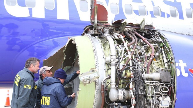 Động cơ trên chiếc Boeing 737-700 đã phát nổ giữa bầu trời gây nên nỗi kinh hoàng cho hành khách. Nguồn: CBS
