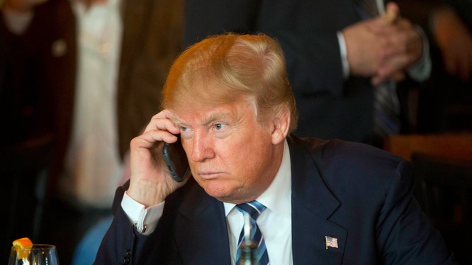 Ông Trump sử dụng điện thoại cá nhân trong bữa trưa tại Nam Carolina vào năm 2016. Nguồn: AP
