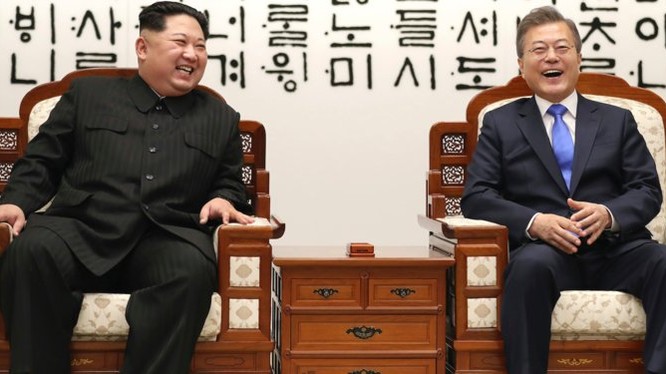 Chủ tịch Triều Tiên Kim Jong Un và Tổng thống Hàn Quốc Moon Jae-in đã có những giây phút cười đùa vui vẻ trong Hội nghị thượng đỉnh lên Triều 27/4. Nguồn: BI
