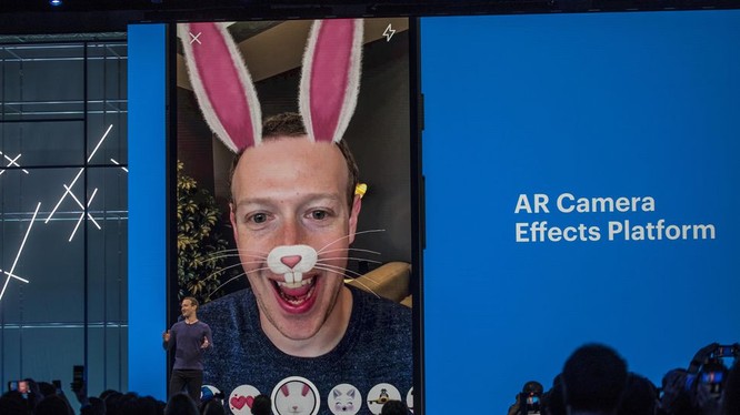 ông Mark Zuckerberg trình diễn các hiệu ứng AR trên Messenger (ảnh: Facebook) 