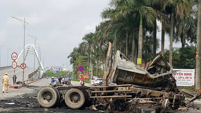 Hiện trường vụ tai nạn nghiêm trọng rạng sáng ngày 9/5. Nguồn: Vietnamnet