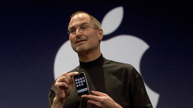 Steve Jobs giới thiệu chiếc iPhone đầu tiên vào năm 2007. Ảnh: Tom's Guide.