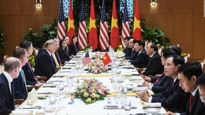 Tổng thống Mỹ Donald Trump dùng bữa cùng Thủ tướng Nguyễn Xuân Phúc tại Phủ Chủ tịch. Ảnh: CNN