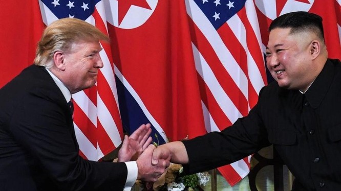 Tổng thống Donald Trump bắt tay Chủ tịch Triều Tiên Kim Jong Un tại Hà Nội. Ảnh: CNN