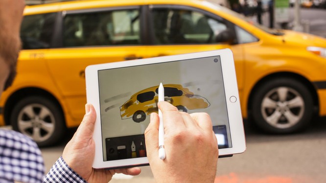 Quá trình sạc Apple Pencil bằng iPad Pro có thể khiến chìa khóa từ xa của ô tô ngừng hoạt động. Ảnh CNET