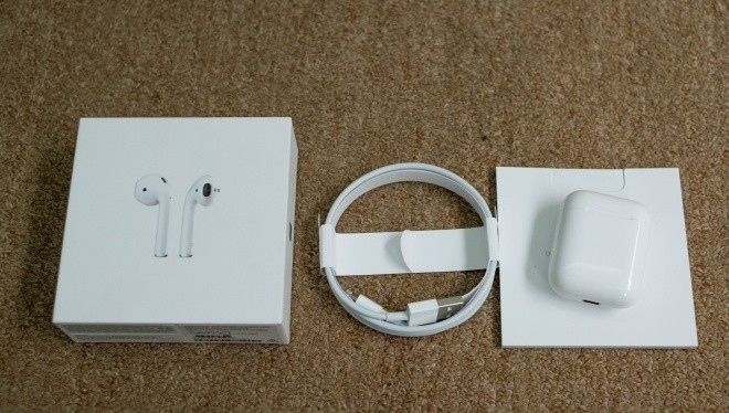 Mẫu tai nghe không dây mới của Apple gồm tai nghe, cáp sạc lightning và sách hướng dẫn.