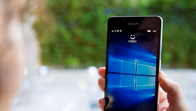 Lumia 950 hiện có giá bán ngang ngửa với một smartphone tầm trung bình thấp. Ảnh: Cnet.