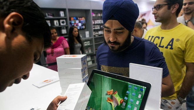 iPhone là mặt hàng xa xỉ ở Ấn Độ. Ảnh: Forbes.