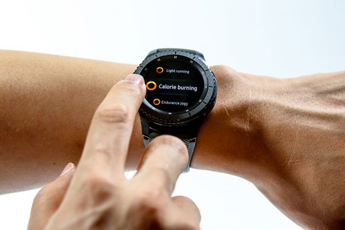 Gear S3 xứng danh một chiếc đồng hồ "đa năng", kiêm luôn vai trò của đồng hồ truyền thống với đồng hồ thông minh lẫn thiết bị theo dõi sức khỏe.