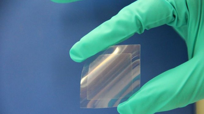 Một mảnh graphene được tạo ra từ dầu ăn. Nguồn ảnh: CSIRO