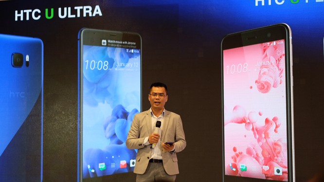  Giám đốc HTC Việt Nam giới thiệu bộ đôi HTC U tại buổi ra mắt.