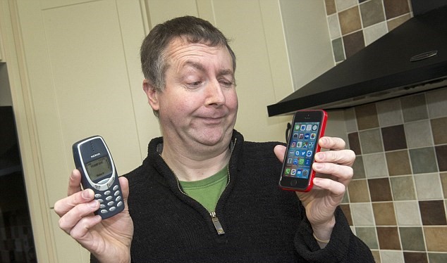 Dave Mitchell và chiếc điện thoại đã đi theo ông 17 năm