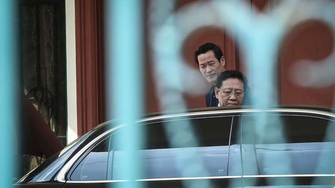 Ông Kang Chol lên xe rời khỏi Đại sứ quán CHDCND Triều Tiên