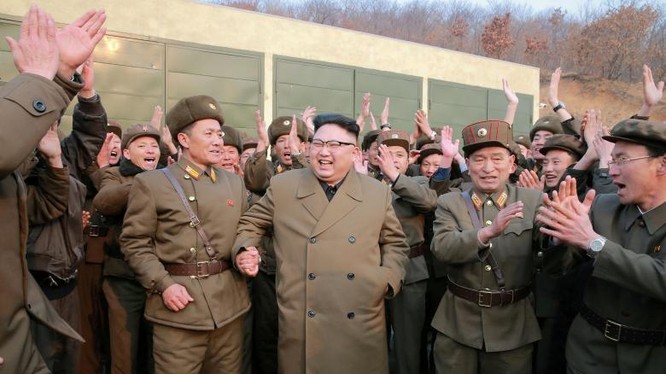 Lãnh tụ Triều Tiên Kim Jong un quan sát quá trình thử nghiệm trên mặt đất động cơ phản lực sức đẩy lớn do Viện Khoa học Quốc phòng Triều Tiên phát triển. Ảnh KCNA