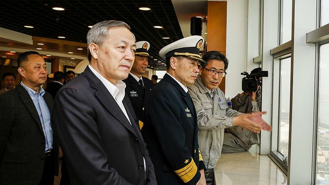 Phó Đô đốc Shen Jinlong (giữa) trong chuyến thăm Công ty đóng tàu Hudong Zhonghua