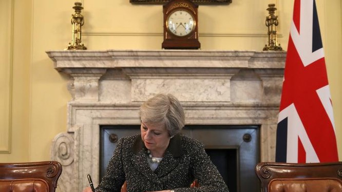 Thủ tướng Theresa May ký thư kích hoạt điều 50 Hiệp ước Lisbon