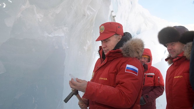 Tổng thống Putin quan sát lớp băng vĩnh cửu 