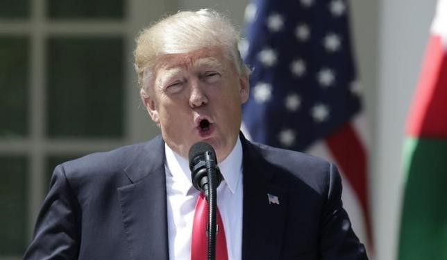 Tổng thống Mỹ Donald Trump nói về cuộc tấn công bằng khí độc tại Syria trong cuộc họp báo chung với nhà Vua Abdullah II của Jordan tại Nhà Trắng. Ảnh REUTERS/Yuri Gripas