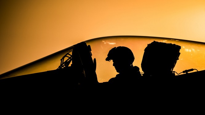 Một phi công làm động tác kiểm tra chuẩn bị bay trên chiếc F/A-18C Hornet trên tàu sân bay USS Dwight D. Eisenhower. Ảnh Flickr/U.S. Navy