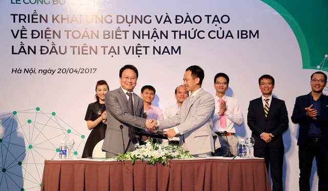 Ông Phan Thế Vinh – Giám đốc công ty Five9 và ông Phạm Huy Triều – Giám đốc công ty OneNet ký kết hợp tác
