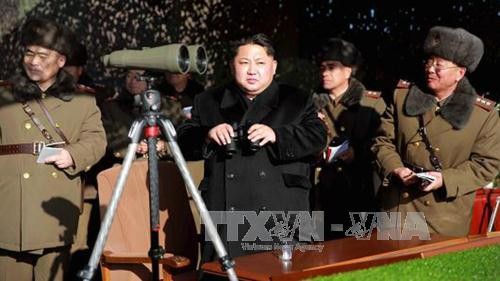 Nhà lãnh đạo Triều Tiên Kim Jong-un (giữa) thị sát cuộc tập trận của đơn vị pháo binh Quân đội Nhân dân Triều Tiên tại một địa điểm bí mật trên lãnh thổ nước này. Ảnh: REUTERS/TTXVN