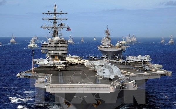 Tàu sân bay USS Ronald Reagan hoạt động trên biển. (Nguồn: EPA/TTXVN)
