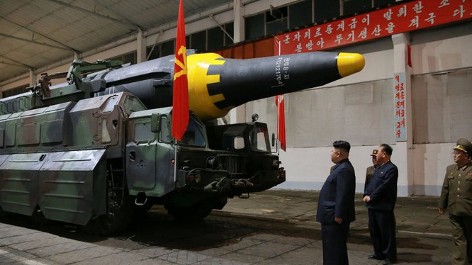 Lãnh đạo Triều tiên Kim Jong ung thị sát teeh lửa đạn đạo Hwangsong -12, loại tên lửa được thử ngày 14/5 vừa qua. Ảnh:Thông tấn xã Trung ương Triều Tiên