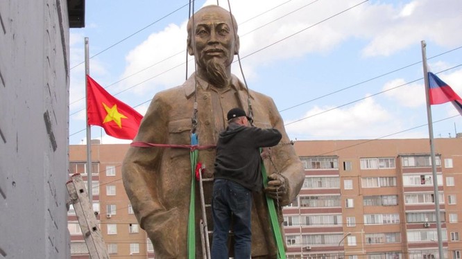 Bức tượng Chủ tịch Hồ Chí Minh đang được đưa vào vị trí