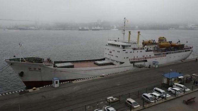 Tàu chở hàng hóa và hành khách “ManGyongBong” của Triều Tiên trên bến càng Vlaidivostok ngày 18/5