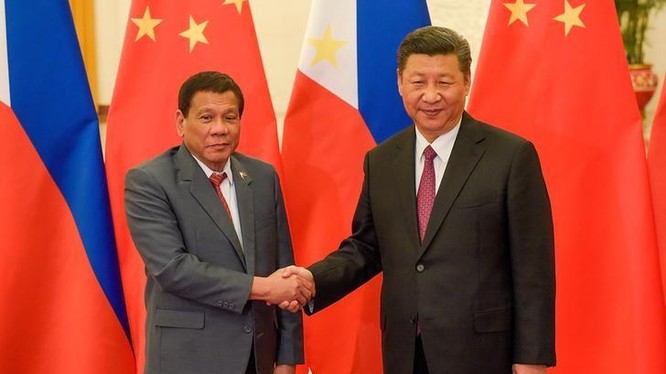 bắt tay Chủ tịch Trung Quốc Tập Cận Bình trong chuyến thăm Bắc Kinh 